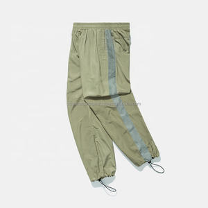 Rue de haute qualité mode hommes vêtements de sport poches latérales bandes réfléchissantes polyester lâche style conique en nylon vent pantalon de survêtement - Product Image 2