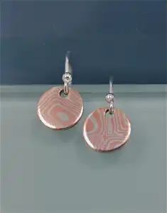 Pendientes hechos a mano de gen Mokume