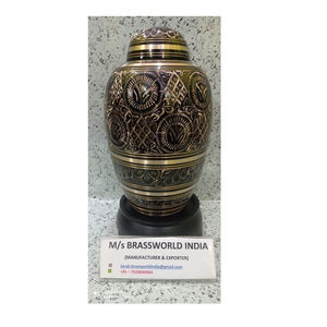 Urne funéraire en métal gravée noire et dorée pour adultes, style américain, BRASSWORLD INDIA FUNERAL SUPPLIES - Product Image 1