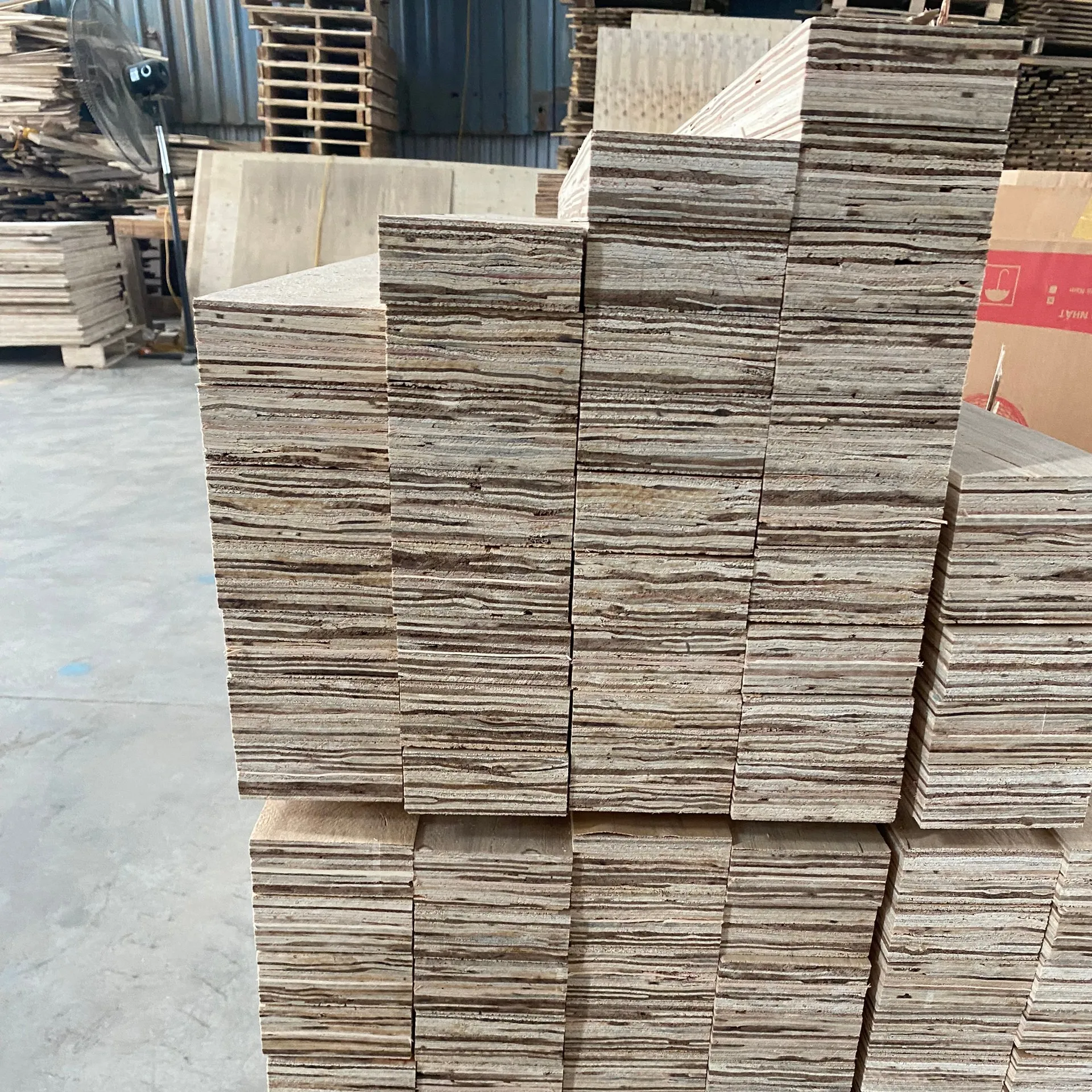 LVL beam Laminated Veneer Lumber for construction, pallet, sofa frame Strong and durable E0, E1, E2 glue Vietnam supplier