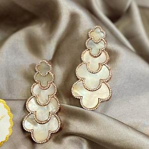 Meetali Création Merveilleux Demi Fleur Forme Diamant et Perle Charm Boucles d'Oreilles Plaqué Or Cloche Conception Anniversaire ODM Fourniture - Product Image 1