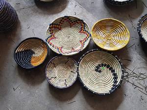 Ourwarm — panier mural en jonc de mer avec plaque de bois, décoration murale fabriquée au Vietnam - Product Image 3