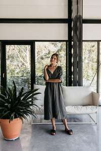 Robe en crêpe de couleur noire, vêtement tendance, col en v, manches mi-longues, longueur aux genoux, nouvelle collection 2020 - Product Image 3