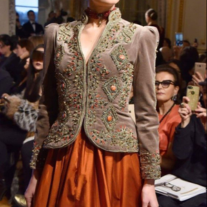 BELLE & ELEGANT---EMBROIDERY DE DABKA, CRISTAL PERLES, VERRE PIERRE TRAVAIL SUR DAZZLING---JACKET AVEC JUPE ROBE @ 2021 - Product Image 1