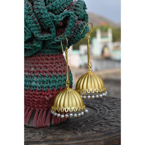 Aretes Jhumka Largos con Aro de Latón Dorado, Estilo Indio Tradicional de Diseñador, Última Moda 2025, para Mujeres y Niñas - Product Image 3