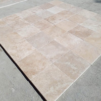 Carreaux d'extérieur en travertin de qualité supérieure personnalisés 2025 pour villas et hôtels – Découpés sur mesure, polis, antidérapants, double chargement