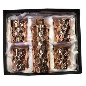 Grande bouteille en cuivre au design martelé avec lunettes pour la décoration intérieure et les cadeaux Ensemble de bouteilles d'eau en cuivre poli brillant avec gobelets - Product Image 1
