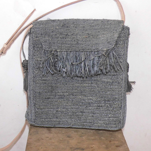 Bolso cruzado plano de lona hecho a mano de rafia de ganchillo para mujer a la moda, dos cremalleras abiertas para uso en la playa, artesanos de Madagascar inspirados - Product Image 1
