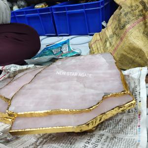 Hermosa fuente de piedras preciosas de cuarzo rosa de alta calidad con borde dorado Tabla de queso Feng Shui hecha a mano para decoración navideña - Product Image 3