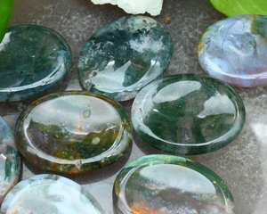 หินมอสอาเกตธรรมชาติเคลือบมอสสไตล์มอสขัดเงาด้วยเทคนิคฮวงจุ้ยและความรักในการรักษาจักระ - Product Image 2