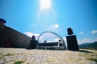 Hugcitadela — stand dj Festival, arc en aluminium, toit rond, triangle, présentoir en toile PVC, tente blanche et haut-parleurs