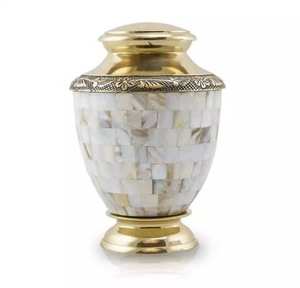 Belles urnes rondes en laiton faites à la main pour la maison taille de forme personnalisée pour les humains animaux de compagnie fournitures funéraires de crémation - Product Image 6