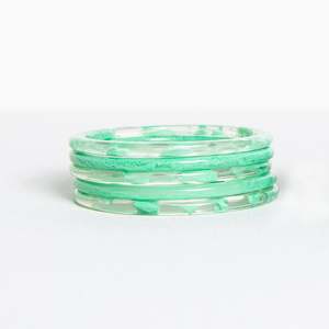 กำไลข้อมือเรซิ่นทรงกลมลายหินอ่อนสำหรับผู้หญิง ดีไซน์ทันสมัย ผิวเรียบเนียน - Product Image 1