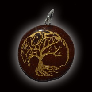 Compre el mejor valor de los colgantes de árbol del cielo: colgantes de árbol del cielo a la venta Colgante de Piedra curativa grabada - Product Image 1