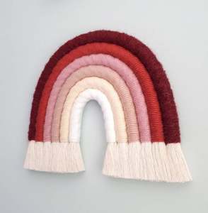 Tapiz de Macramé Arcoíris de Alta Calidad para Decoración de Pared - Rojo, Rosa Polvoriento, Rosa Melocotón, Blanco, Borgoña - Product Image 1