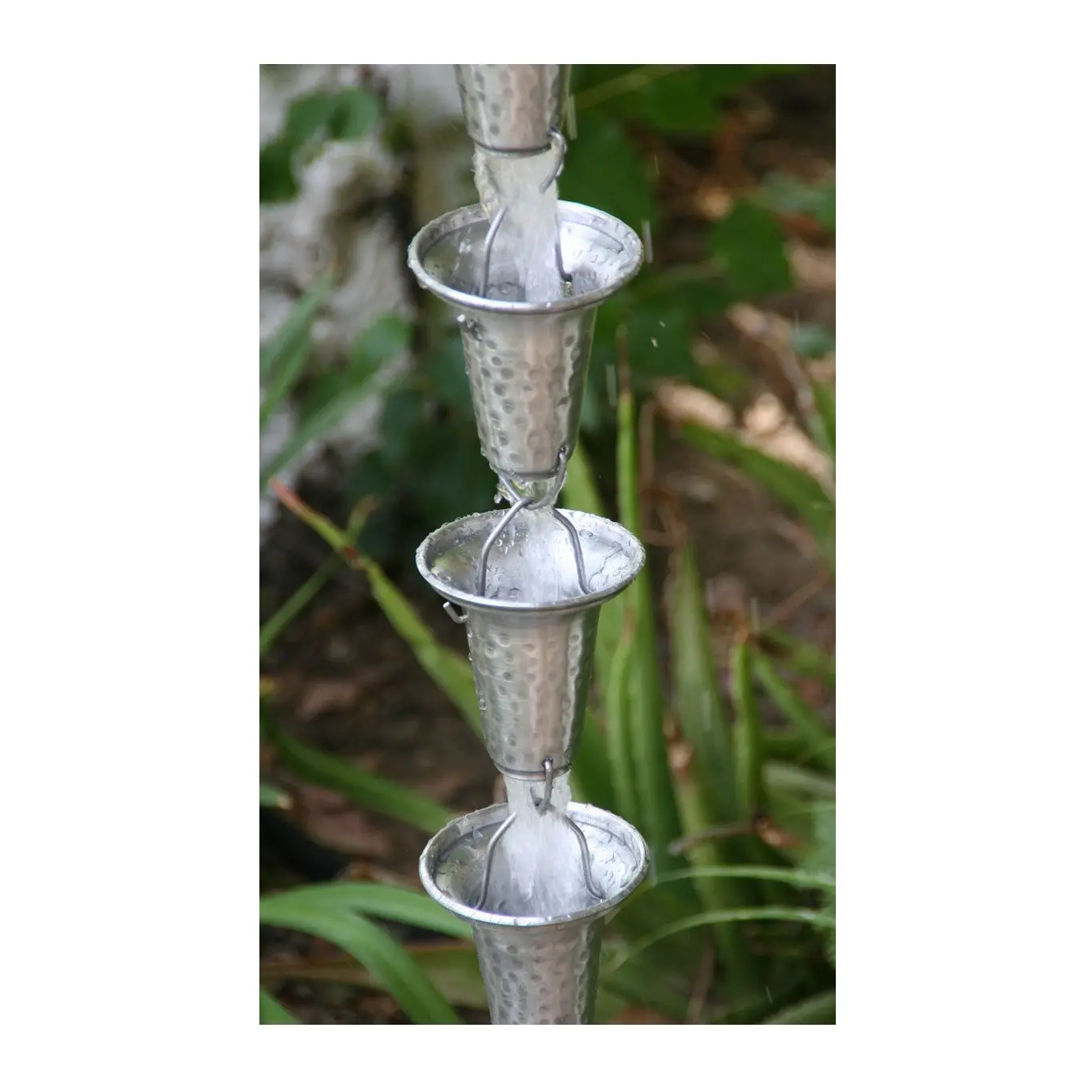 Cadena de lluvia de metal de tamaño personalizado para adornos de jardín o decoración en metal de cobre con acabado elegante a precios baratos