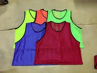 Maillots d'entraînement de football réversibles - Personnalisables 100% polyester unisexe avec côtés ouverts, impression par sublimation, certifiés ISO9001 pour le sport
