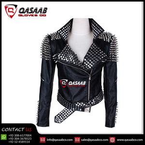 Veste de moto pour femme, couleur noire, faite à la main, avec clous argentés, veste à clous, ceinture à la taille, personnalisée - Product Image 3