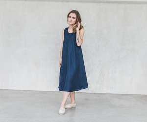 La conception polyvalente de notre robe courte sans manches à col en V permet un style sans fin robe en lin bleu foncé sans manches pour femmes - Product Image 1