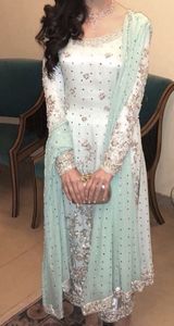 Robe élégante à manches longues avec broderie et perles de verre cristal pour fête ou mariage en 2022 - Product Image 2