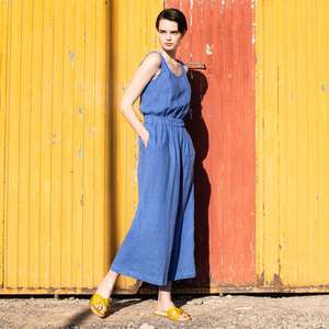 Vestido largo de lino con cuello cuadrado, sin mangas, en color azul claro, de tela crepé, con el último diseño de moda de Friday Blue. - Product Image 4