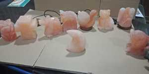 Lámpara de sal rosa del Himalaya con flor tallada USB ecológica, decoración del hogar en Pakistán, estilo cesta, artesanías naturales de tipo amor - Product Image 5