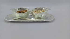 El último juego de dos cuencos para servir chapados en plata con 2 cucharas y bandejas chapadas en plata: un artículo de regalo perfecto para una cena elegante. - Product Image 2