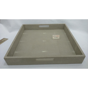 Plateau à thé carré DAPHOCO modèle 012M couleur taupe en faux cuir shagreen avec bords plaqués, taille 0,45x0,45x0,065, Vietnam - Product Image 1