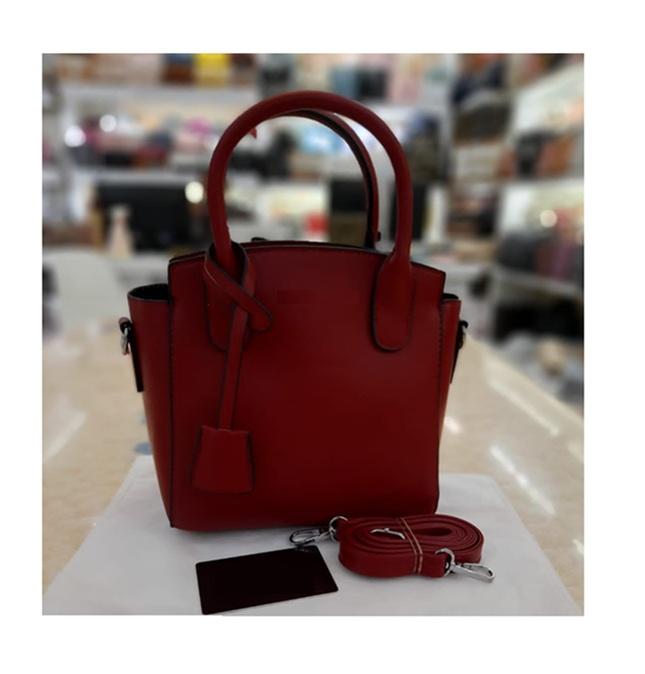 สีแดงเข้ม