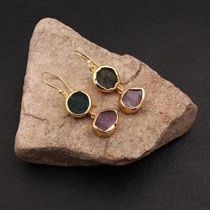 Boucles d'oreilles pendantes classiques en laiton plaqué or simple avec pierres précieuses, émeraude et améthyste naturelles faites à la main, double pierre, unisexe pour femmes - Product Image 1