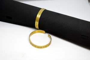 ของขวัญเทศกาลฤดูใบไม้ผลิปี 2026 สร้อยข้อมือทรงกลมลายงูเคลือบ PVD สีทอง ประดับตัวเลขโรมัน เครื่องประดับลายเรขาคณิต เคลือบแลคเกอร์ - Product Image 4