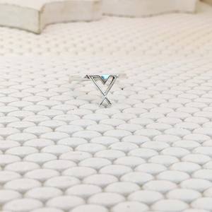 Anillo fino unisex de plata esterlina 925 hecho a mano con ajuste de bisel de diseño único, ecológico y de moda para bodas o fiestas - Product Image 1