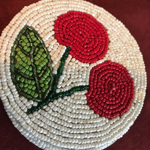 Hermosas posavasos de cuentas blancas, rojas y verdes Hechas a Mano con Amor - Product Image 1
