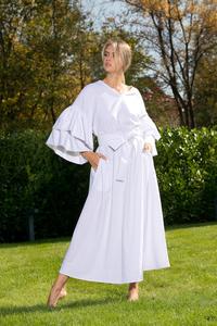 Vestido formal de verano de lino tejido blanco con cuello en V, manga farol, silueta entallada hasta el suelo, con cinturón y capa transparente. - Product Image 3