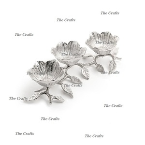Juego de Tres Tazones Decorativos de Aluminio Plateado, Diseño de Primera Calidad, para Servir en la Mesa - Product Image 1