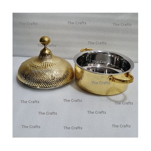 Casserole au design attrayant en forme ronde de couleur or avec boutons et poignées - Product Image 4