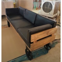 Endüstriyel Deri Çekyat Tekerlekleri |   Modern Ahşap Çerçeveli Trolley Kanepe |   Oturma Odası Daire Avlusu için Üç Kişilik Mobil Araba