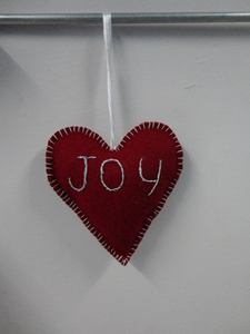 Ornements de Noël suspendus en feutre en forme de coeur rouge pour la décoration de fête - Product Image 3