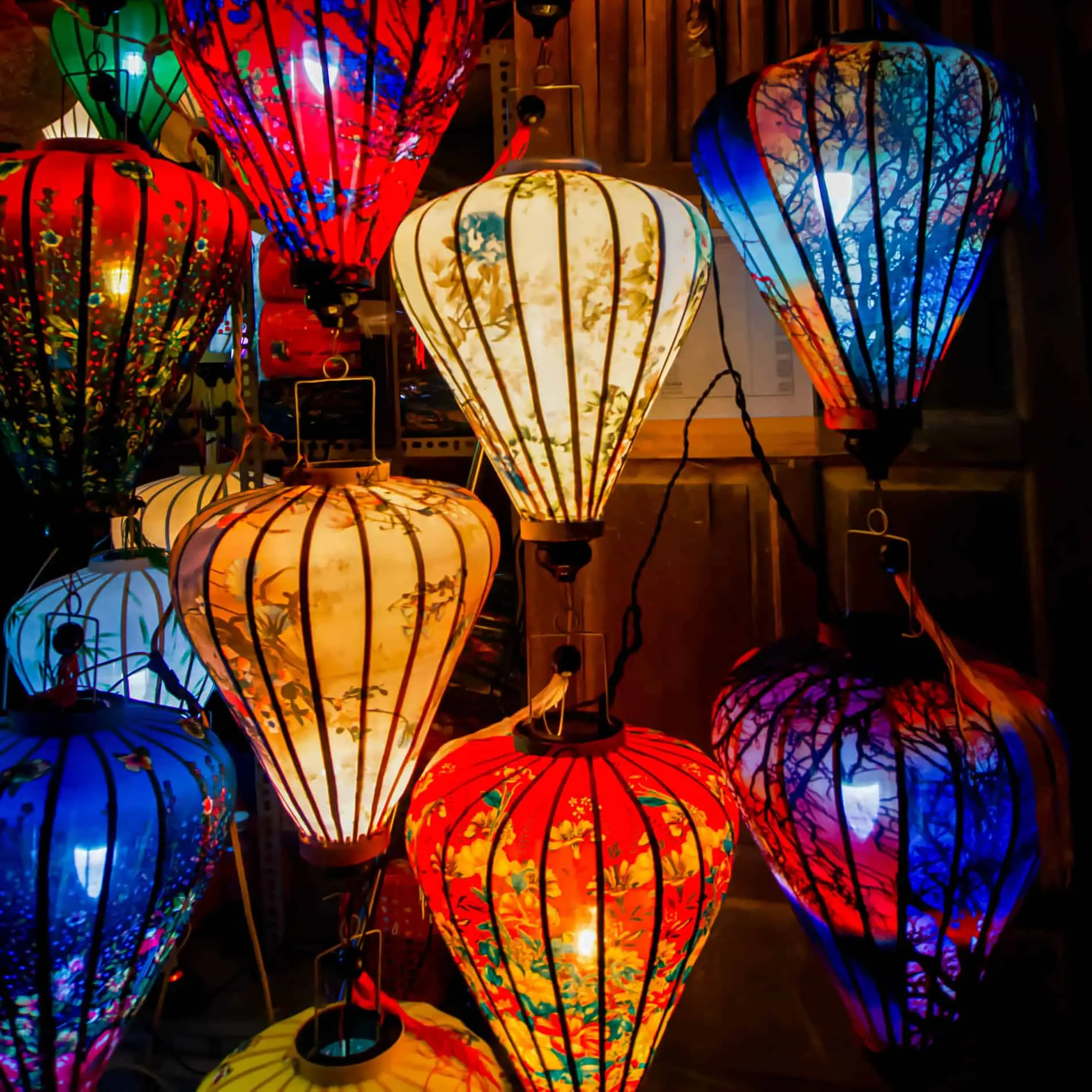 Muitas lanternas de papel coloridas penduradas no vietnã-âmbar + 84383004939