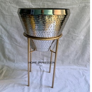 Support de plante rond martelé minimaliste durable de luxe en métal chromé fait à la main pour les fleurs artificielles Utilisation en jardin - Product Image 4