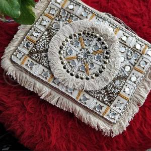 Pochettes en dentelle décontractées style boho pour femmes, bijoux élégants, faits à la main avec miroir, perles de travail, avec chaîne, sac à main - Product Image 1