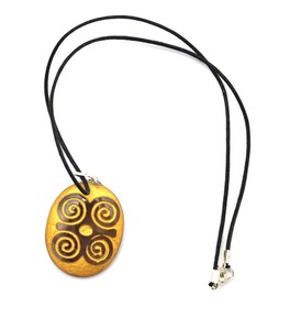 Colgantes con Símbolo de Reiki Dorado a Bajo Precio: Colgantes con Símbolo de Reiki Dorado en Venta, Artesanía en Piedras Semipreciosas - Product Image 1