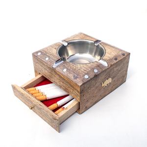 Cendrier à cigarettes en bois de style antique en acier inoxydable fait à la main décor de table métallique classique - Product Image 2