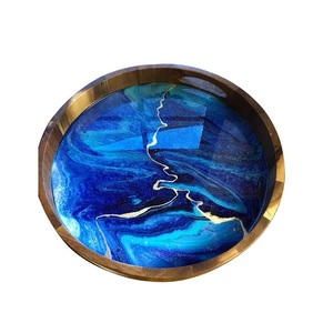 Plat de service en résine au design exclusif pour les tables de mariage, service traiteur avec plateau de service en résine et bois - Product Image 1