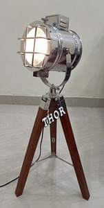 Style postmoderne milieu du siècle contemporain moderne lampe de table pieds en bois finition nickel Source de lumière LED petite petite table sur trépied - Product Image 2