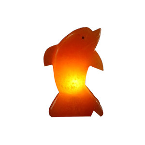 Lampe de sel en forme de poisson sculptée en matériau organique avec lumière LED et base en bois - Sian Enterprises - Product Image 1