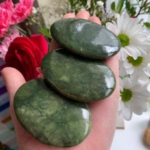 Jade néphrite poli fabriqué à la main pierre de palmier de guérison amour divin pierre d'énergie anxiété sucette et artefact de décoration minimaliste - Product Image 6