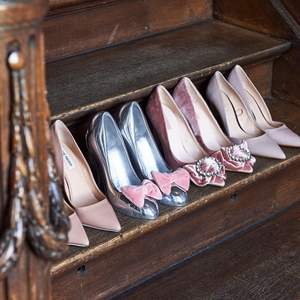 Escultura abstracta moderna para decorar el hogar, zapatos de mujer de Metal de alta calidad, escultura de aluminio para Decoración de mesa - Product Image 4