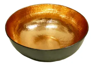 Elegante cuenco de pedicura en metal con acabado negro recubierto de polvo e Interior dorado perfecto para salón de spa y suministros de boda - Product Image 1