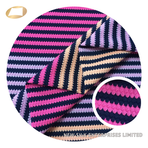 Dégradé couleur chaude rayure polyester ananas tissu pour maillots de bain - Product Image 1